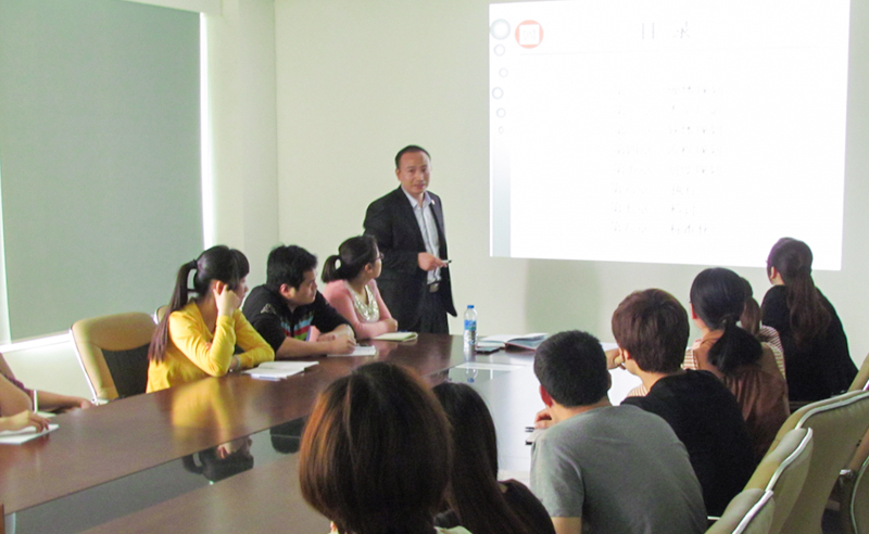 4月24日绿巨人草莓丝瓜樱桃在线视频老師（shī）對佳樂公司進行倉儲管理的培訓