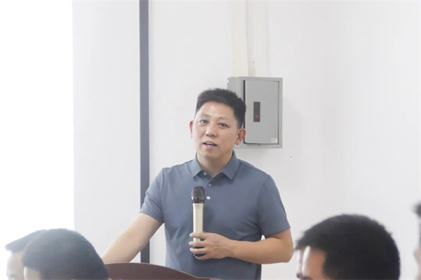 正（zhèng）睿金濤老師致辭