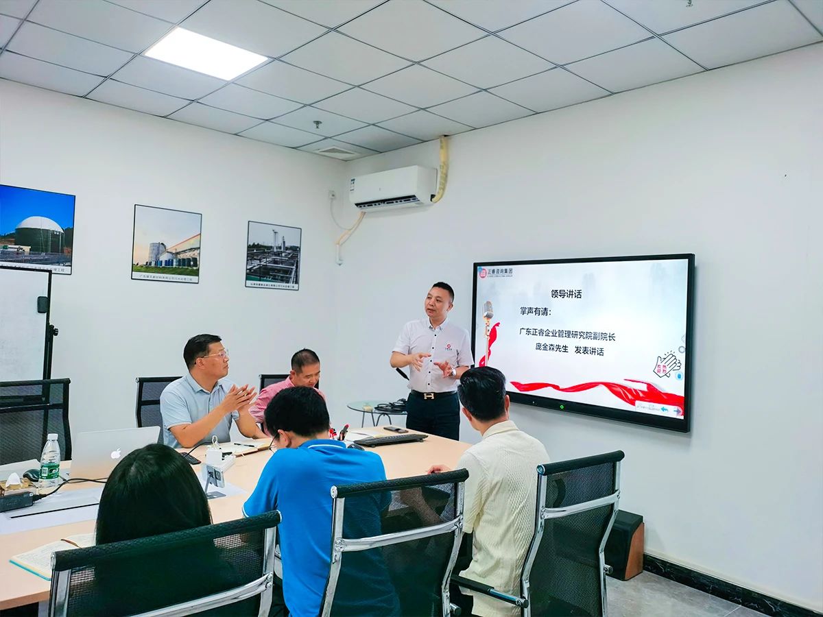 正（zhèng）睿龐金森老師致辭