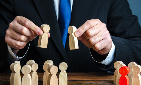 如（rú）何根據行業和市場狀（zhuàng）況進行薪酬調整（zhěng）？