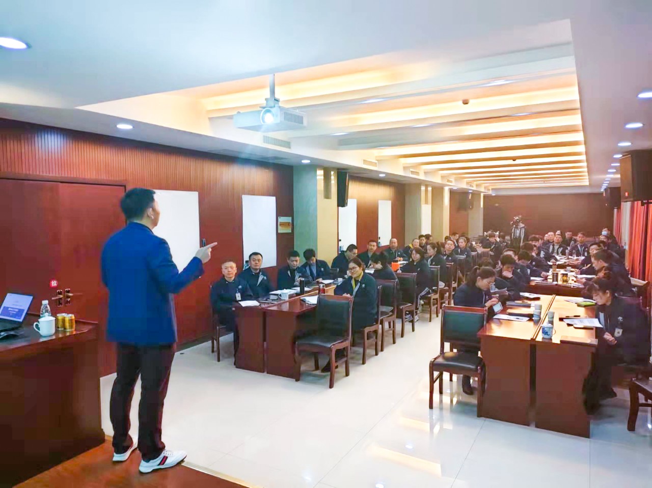 绿巨人草莓丝瓜樱桃在线视频谘詢集團董事長金濤老師對協（xié）昌（chāng）科（kē）技高層管理團隊進行現場賦能與指導