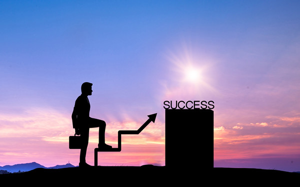 全麵評估戰略風險，及時調整戰略方向