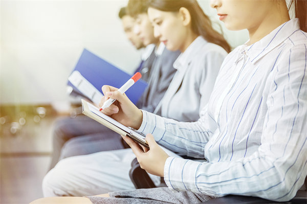 人才挖掘與選拔：全麵評（píng）估候選人能力，選拔優秀人才