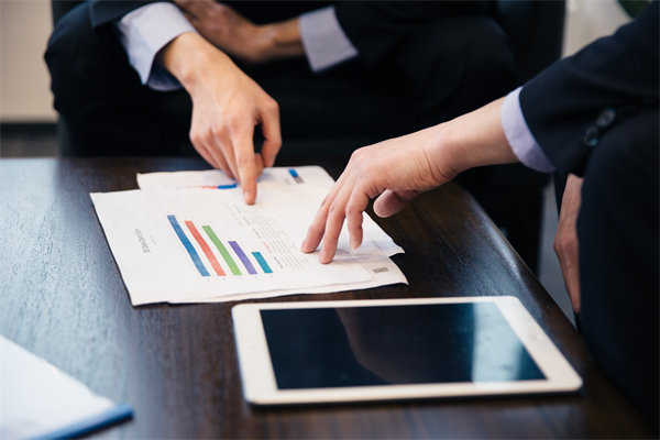 如何將企業長期戰略目標融入員工短期績效考核體係？