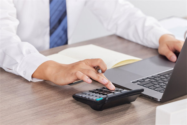 如何（hé）建立高效預警係統，及時應對預算超支風險？