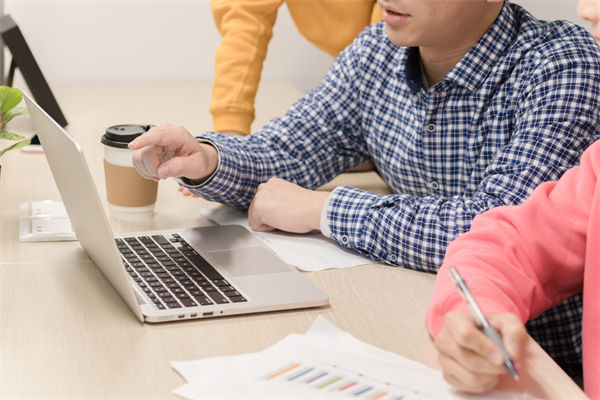 胖（pàng）東（dōng）來珠寶員工年薪從未（wèi）低於20萬，對企業人（rén）資（zī）的啟發