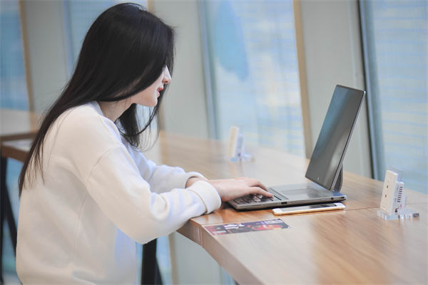 組織規劃谘詢解讀：女子正上（shàng）著班（bān）公司突然解散