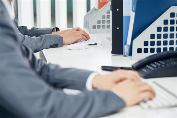 在組織變革中，如何確保員工順利過渡並減少（shǎo）負麵影（yǐng）響？