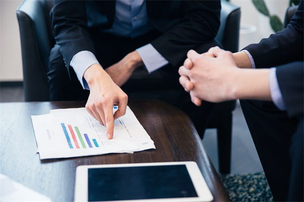 市場突變衝垮計劃，如何構建滾動調整的動態校準機製？