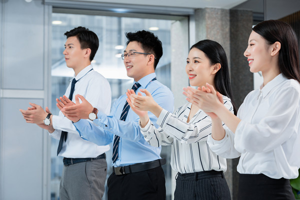 目標設定與追蹤：明確目標（biāo），確（què）保績效（xiào）達（dá）成