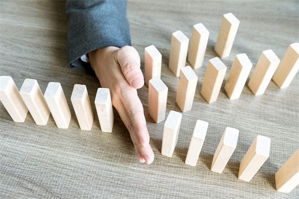 戰略風險控製：為企業製定戰略風險控製和應對（duì）措施