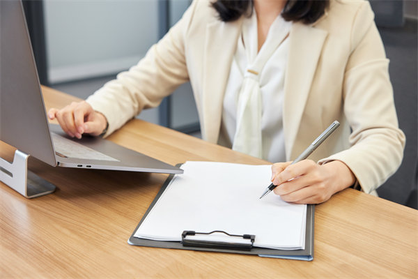 企（qǐ）業的發展戰略不僅僅是老板一個人的（de）問題，還有（yǒu）誰？