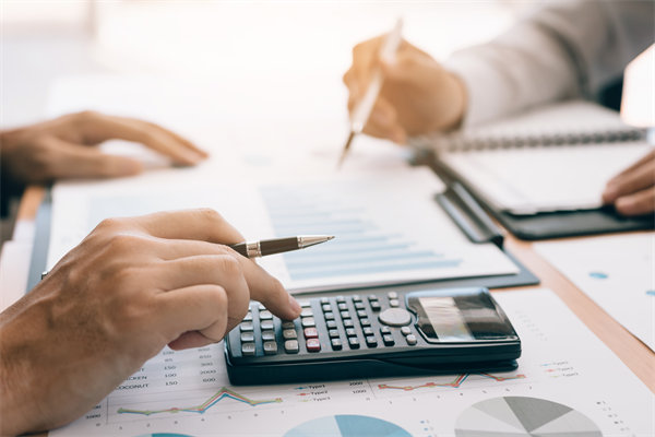 製定年度預算時，如何兼顧創新投入與成本控製（zhì）？