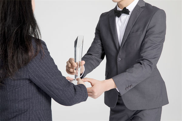 績效管理中，如何激（jī）勵優秀員工，又幫助其提升？