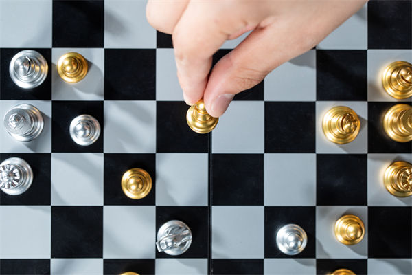 如何有（yǒu）效（xiào）製定並（bìng）執行長期戰略計劃以適應市場變化？