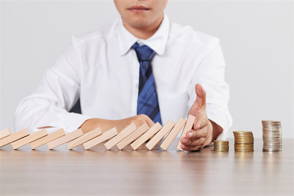 在年度經營計劃中，如何有效（xiào）識別並應對潛在風險？