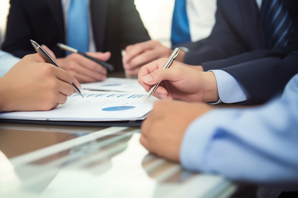 企業（yè）在（zài）推進精（jīng）益生產時，如何平衡短期目標（biāo）與長期戰略？