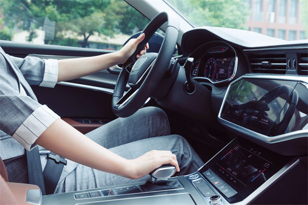 女子工資4600每天花近百元通勤上班，人力資源怎麽看？