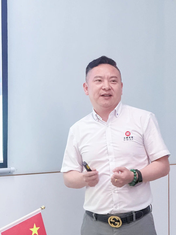 绿巨人草莓丝瓜樱桃在线视频谘詢集團營（yíng）銷（xiāo）事業部總經理李老師致辭（cí）